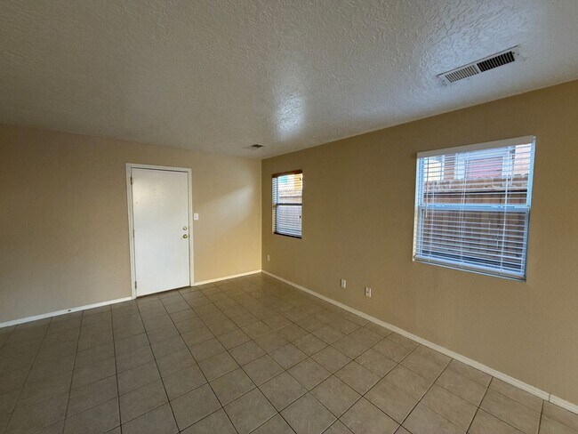 Building Photo - 4 Bedroom Home Available Near Unser Blvd NW & McMahon Blvd!