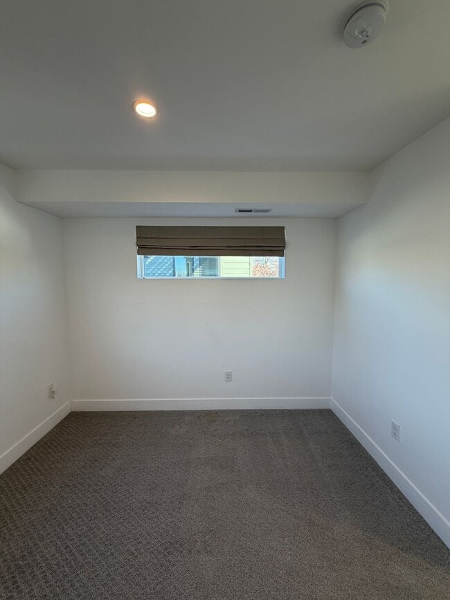 Building Photo - Gorgeous Sunnyside 4 bedroom home with rooftop patio