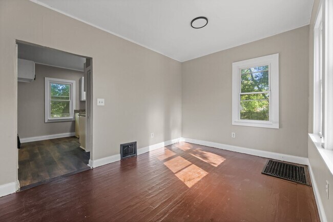 Building Photo - ? Cozy 2-Bedroom Home with Modern Updates ...