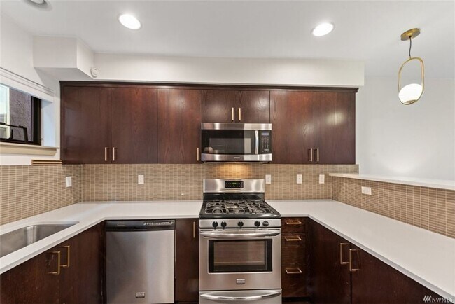 Building Photo - 2Bd/1.75Ba Seattle Townhouse