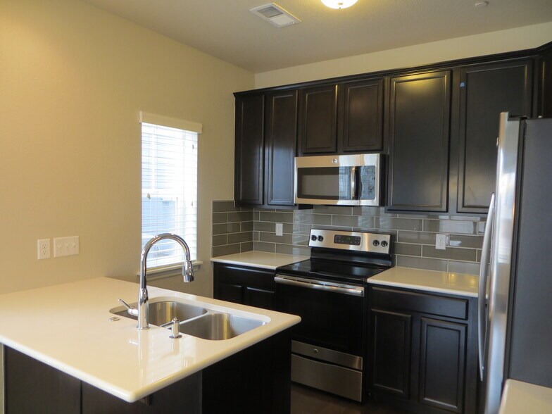 Kitchen with granite countertops - 3860 Manhattan Avenue