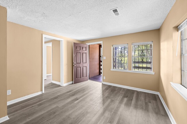 Building Photo - Charming 3 Bedroom 2 Bathroom Home