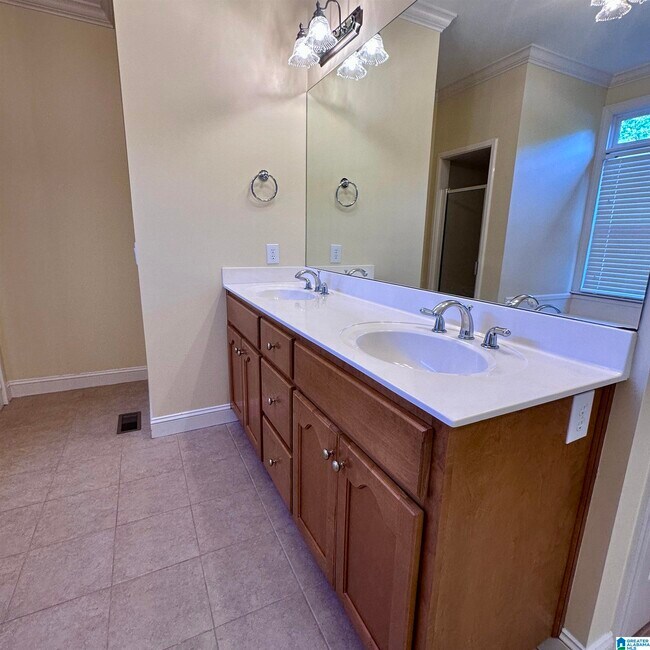 Building Photo - 5982 Valley Way