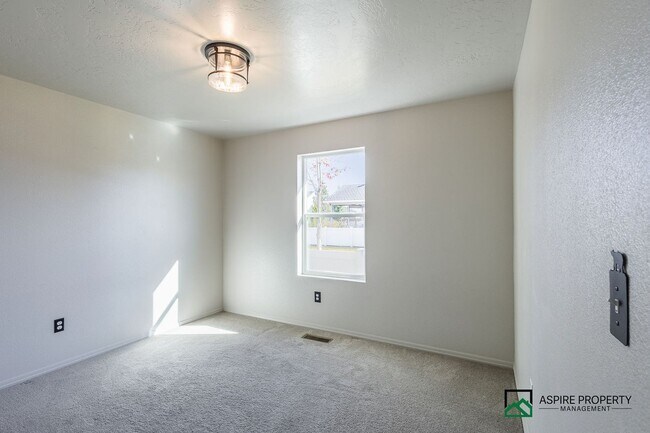 Building Photo - 4 Bed 2 Bath home for rent