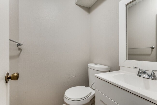 Building Photo - Charming 2-Bedroom Townhome in North Irving with Spacious 2-Car Garage