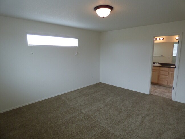 Building Photo - 4 Bed / 2.5 Bath Home in Windsor!