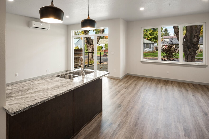 Living - 1008 E Mullan Ave