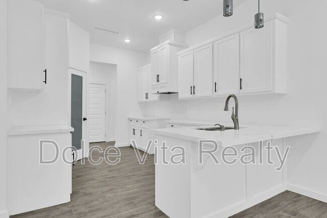 Building Photo - 1416 N Lookout Dr