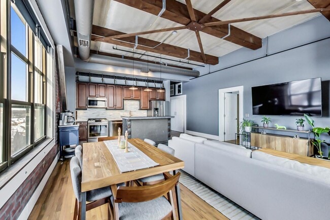 Building Photo - 1735 W Diversey Pkwy