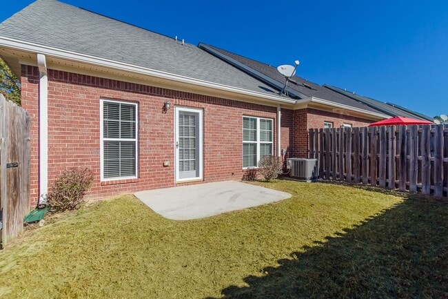 Building Photo - 823 Landing Dr