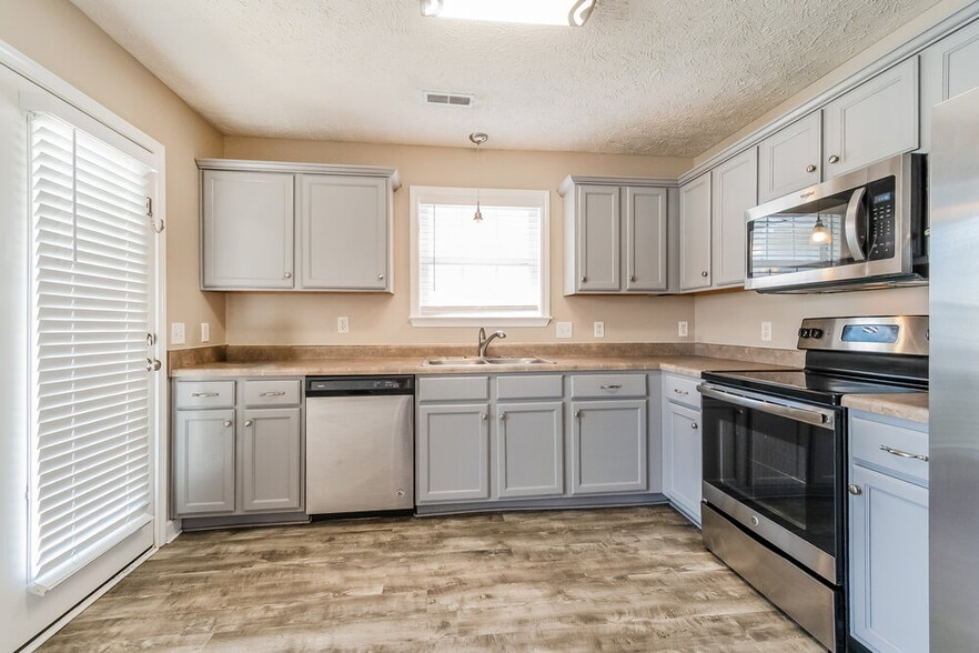 Building Photo - 1625 Beaconcrest Cir