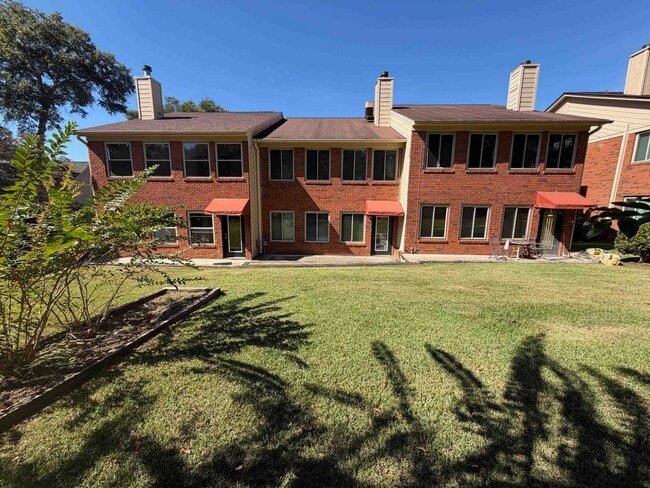 Building Photo - 3207 Shamrock St E