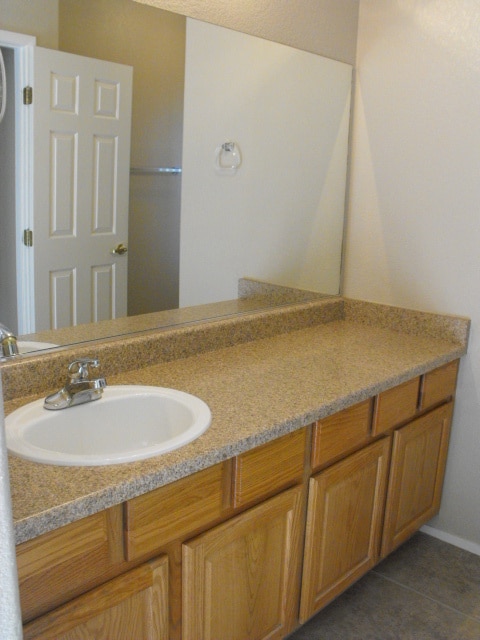 Building Photo - Spacious Henderson townhouse featuring   3 bedrooms PLUS 2 car garage.