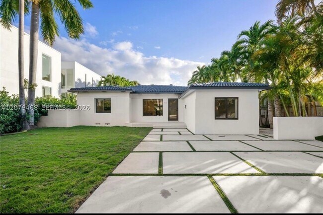 Building Photo - 900 W 47th St