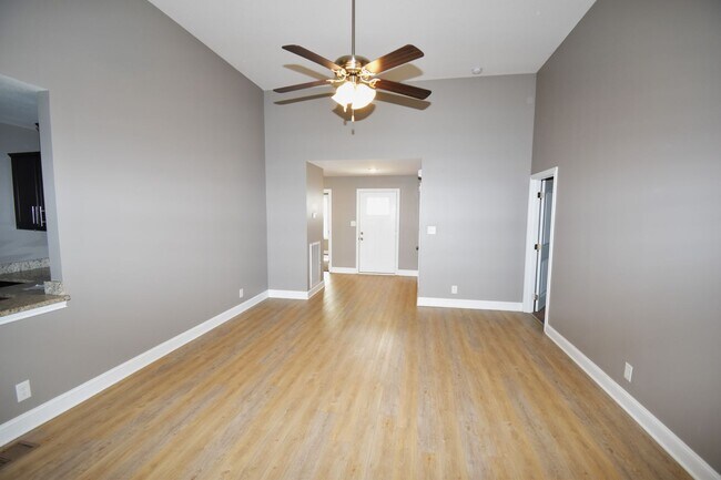 Building Photo - 3 Bedroom Pet Friendly Home For Rent in Chalet Hills!