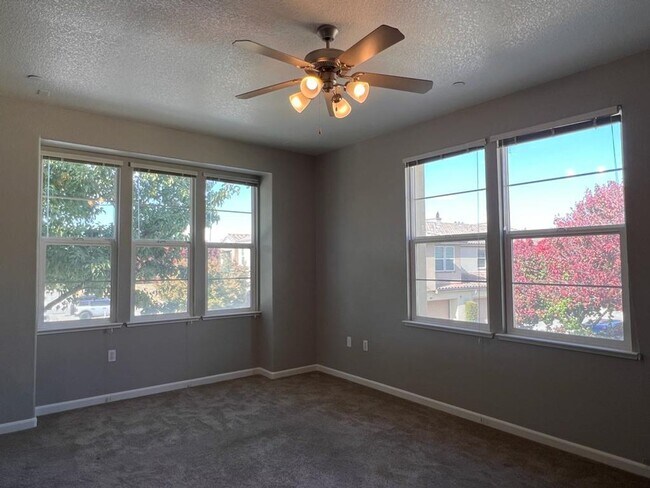 Building Photo - 427 Anchor Ln