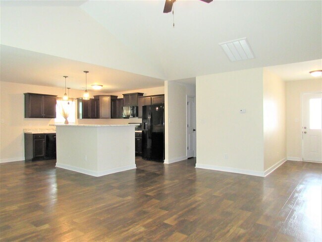 Building Photo - 136 Laredo Dr