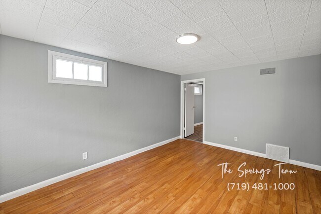 Building Photo - CHARMING WESTSIDE 2BD DUPLEX - Security Deposit Waiver Available