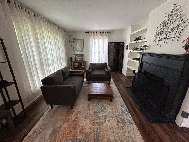Building Photo - Gorgeous updated furnished cottage!