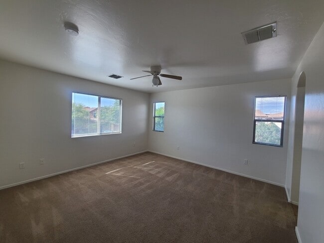Building Photo - Beautiful 4-bedroom 3-bathroom - GREAT LOC...