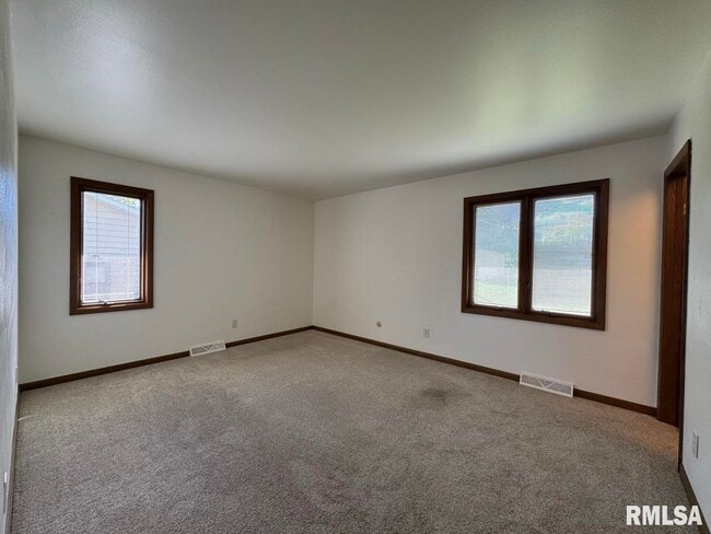 Building Photo - 3816 Ridgewood Dr