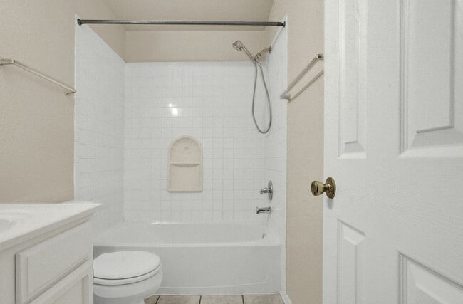 Building Photo - Eastside 2 Bedroom 2 Bath