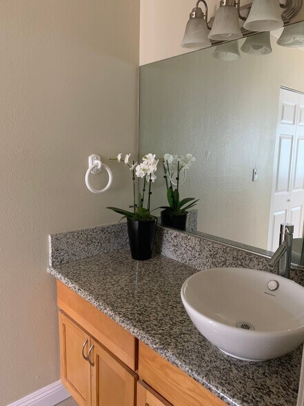 Granite bathrm ctr, desgnr sink + faucet! - 220 S La Fayette Park Pl
