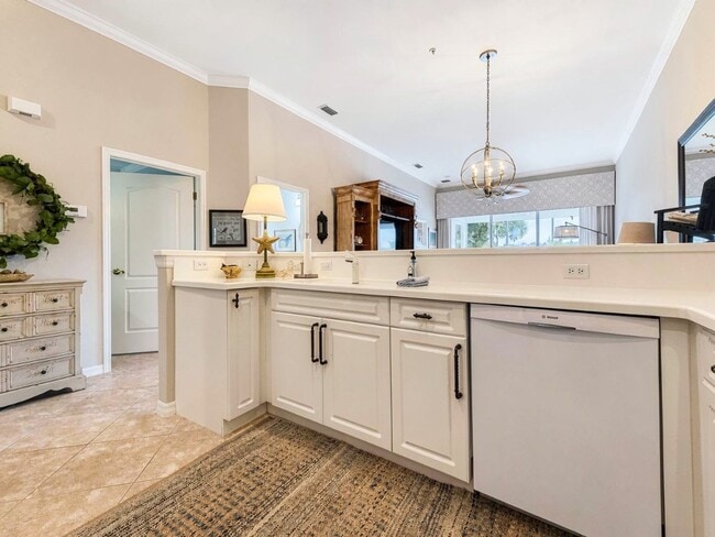 Building Photo - Beautifully furnished 2-bedroom and den, 2-bath in Sterlling Oak