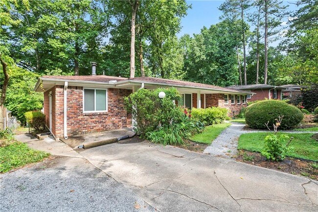 Building Photo - 2558 Woodacres Rd NE