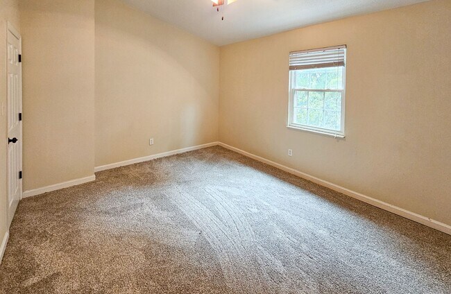 Building Photo - West Knoxville 37923 - 2 bedroom, 1.5 bath condo with hardwood floors - Contact Ryan Fogarty (865...