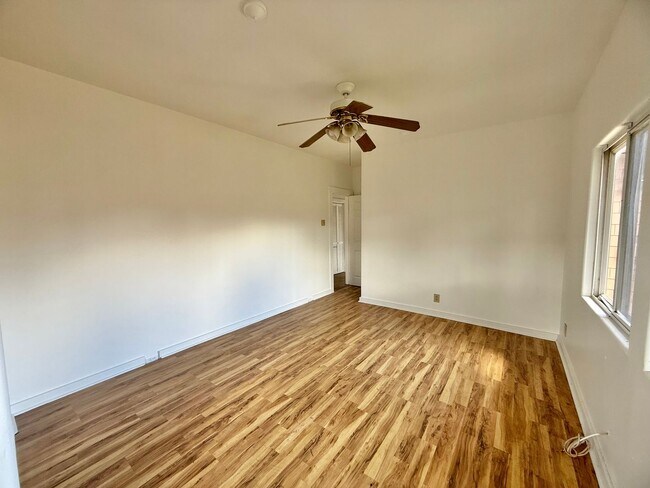 Building Photo - 3 Bedroom / 2 Bathroom Home with large yar...