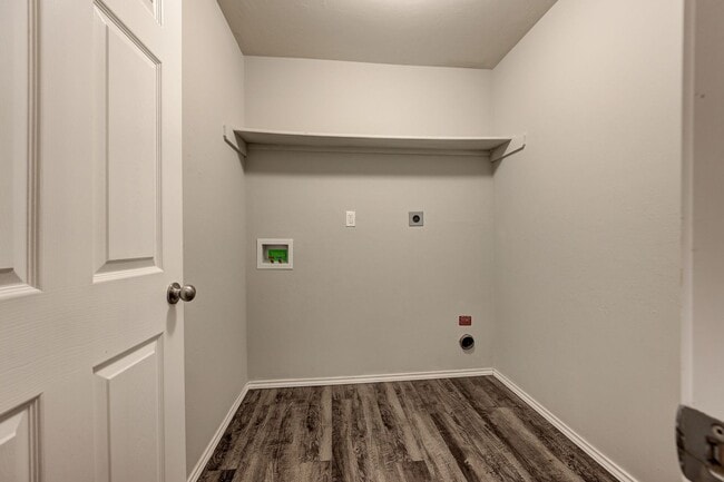 Building Photo - Gorgeous 4 Bed 2 Bath Home in Heart Of Mustang!!