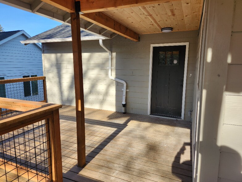 Building Photo - 974 SE Roberts Ave