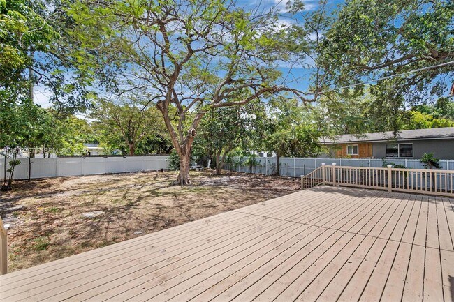 Building Photo - 12325 NE 11th Pl