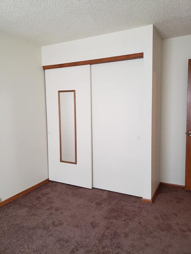 Building Photo - 1370 N Riverbend Dr