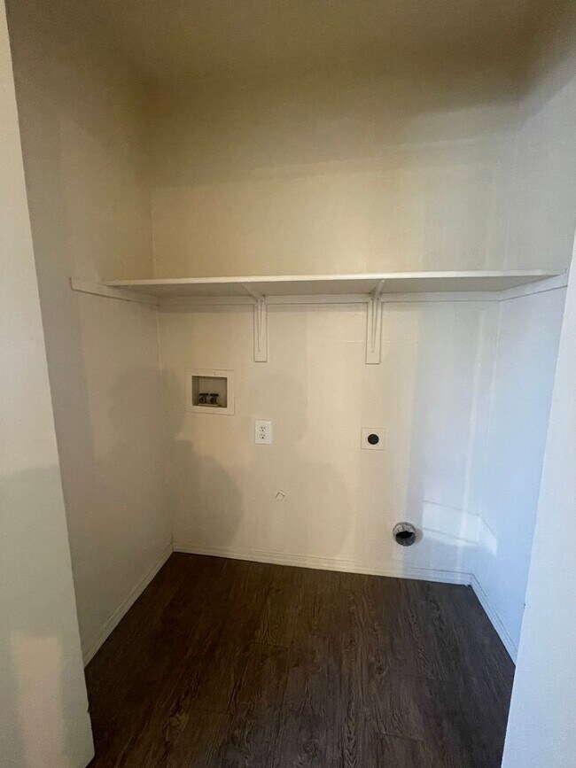 Building Photo - 8412 E Lakeshore Dr