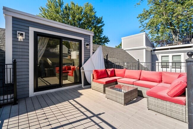 Building Photo - 2 Crystal Pl