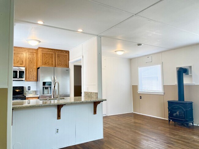 Building Photo - Charming 1 Bedroom