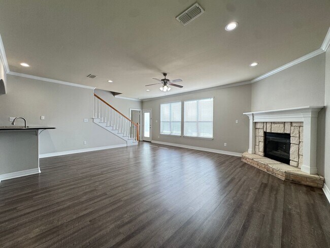 Building Photo - 5805 Thompson Pl