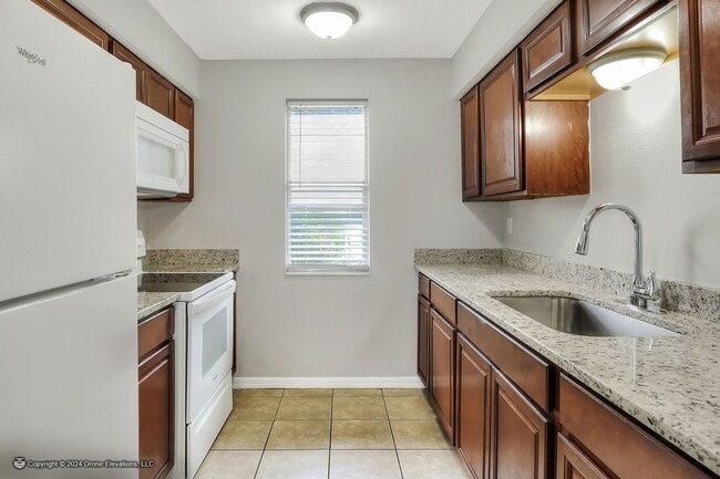 Building Photo - ***Cute 2 Bedroom Apartment in Eagle Lake