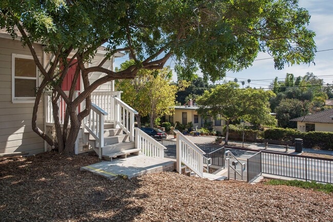 Building Photo - Updated 2 Bedroom Eastside Home! Pets are ...