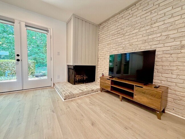 Building Photo - 907 Oak Tree Dr