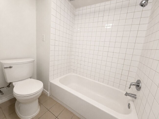 Building Photo - Spacious 3-Bed, 2-Bath Basement Unit in Murray