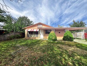 Building Photo - Perfect Location - Private Backyard - 3 bed 1 bath Home!