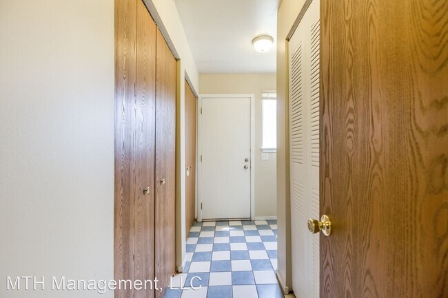 Building Photo - 2 br, 1 bath Apartment - 425 Meadowview St
