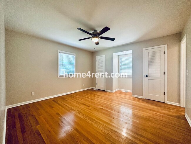 Building Photo - Cozy Ranch Home in Shawnee w/ Plenty of Natural Light, Wood Floors Throughout and an Updated Kitc...