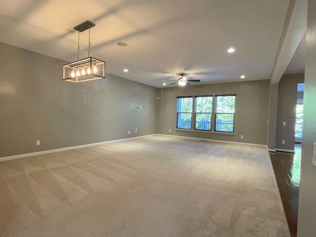 Building Photo - Spectacular 4 Bed 3.5 Bath Townhouse In Br...