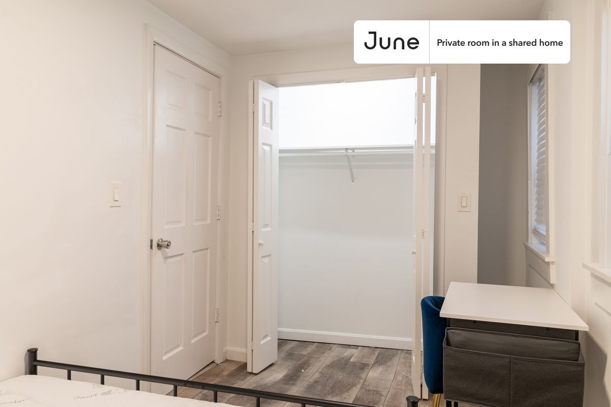 Building Photo - Room in Shared 5 bed/2 bath home in South Boston