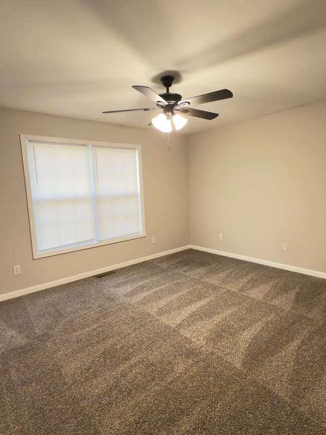 Building Photo - Fantastic 2 bedroom 2.5 bath townhome in a great location!