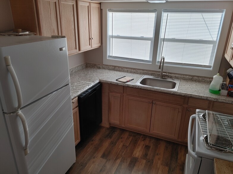 Kitchen - 214 E 6Th Ave